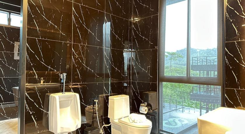 Image of Quadruple Room with Bath 13
