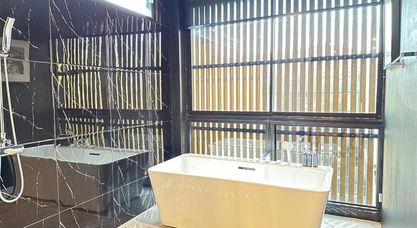 Image of Quadruple Room with Bath 12