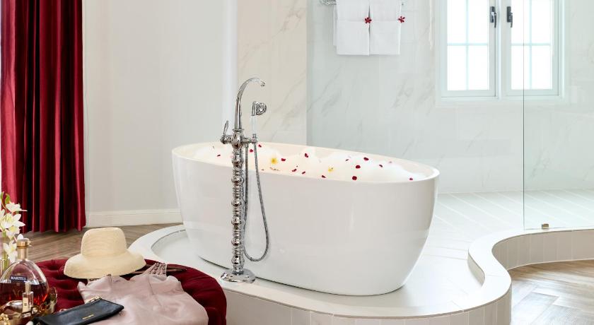 La Seine Boutique Hotel - image 3