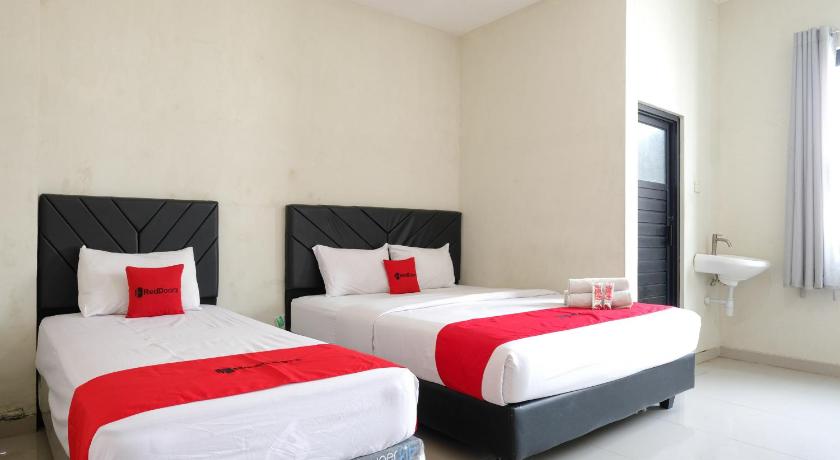 RedDoorz near Malang Creative Center - image 19