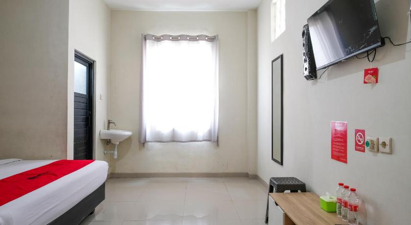 RedDoorz near Malang Creative Center - image 16