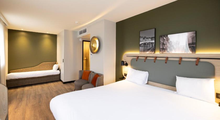 Image of Quadruple Room with One Double Bed and Two Single Beds or Sofa Bed 7