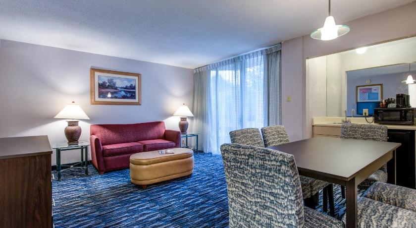 Image of Deluxe Queen Suite 3