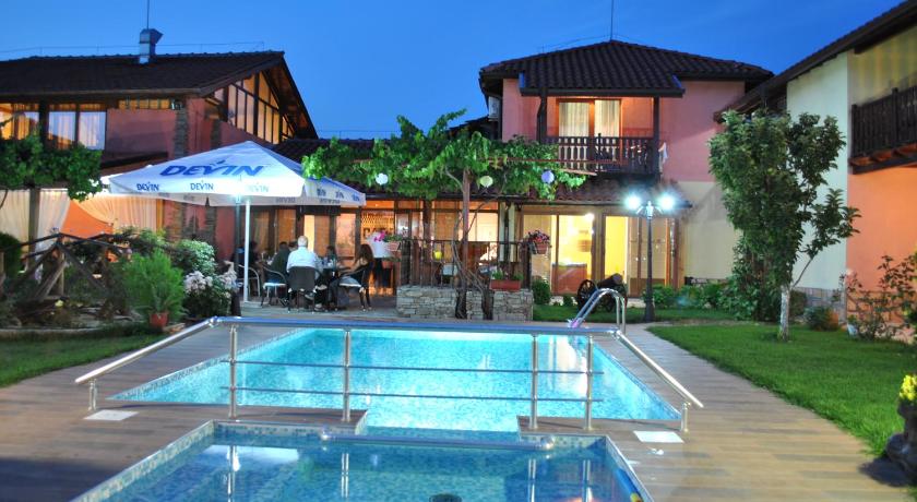 Family hotel Gradina — Hotel in Ognyanovo