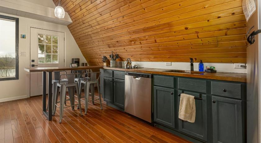 ゴアビル Cozy 2BR A-Frame Cabin w Hot Tub & Lake Views 4つ星 宿泊施設 ロビー