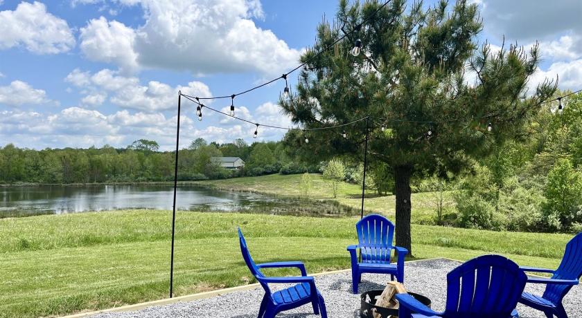 ゴアビル Cozy 2BR A-Frame Cabin w Hot Tub & Lake Views 4つ星 宿泊施設 客室