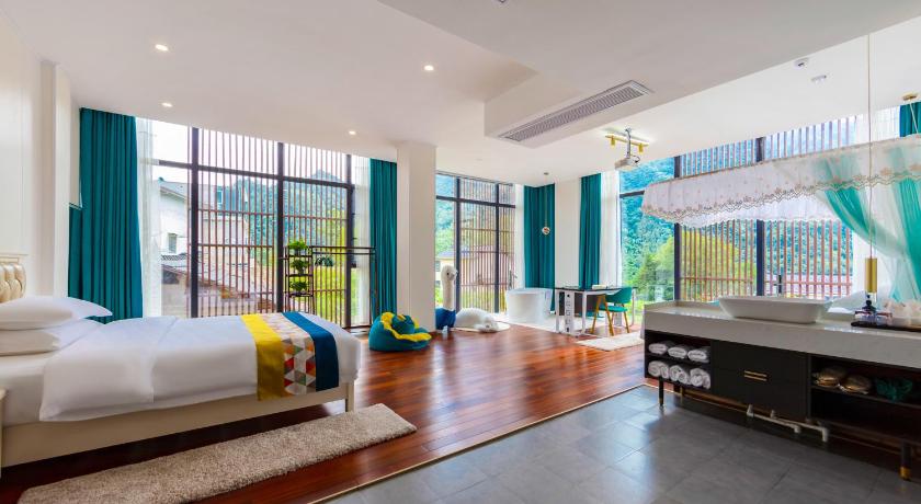 张家界 Picturesque Forest Lodge-Near the Ticket Gate-English Services 酒店 泳池