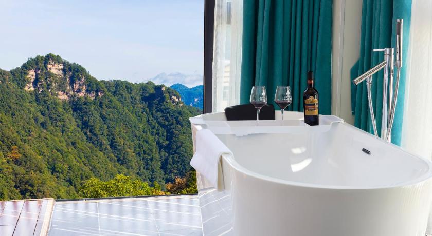 张家界 Picturesque Forest Lodge-Near the Ticket Gate-English Services 酒店 大堂
