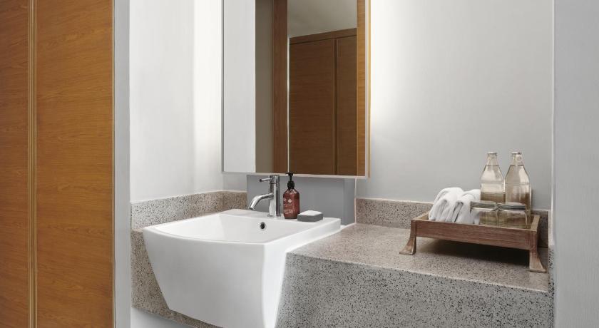 Image of Deluxe Twin Room with Pool Access 17