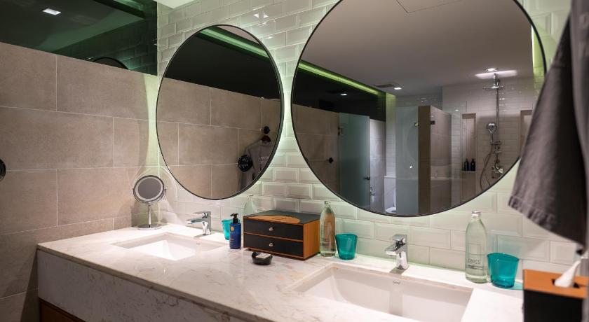 Image of Grand Suite with River View 16