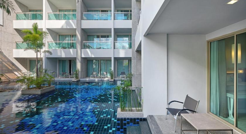 Image of Deluxe Urban Pool Access King Room 8