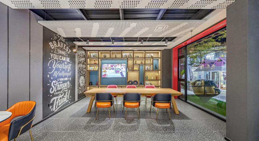 Ibis Kunming South Station Hotel – Kunming, MO