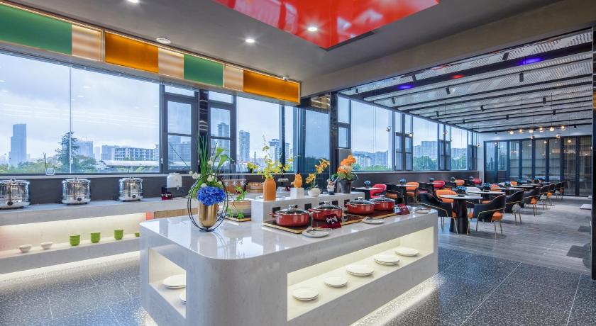 Ibis Kunming South Station Hotel – Kunming, MO