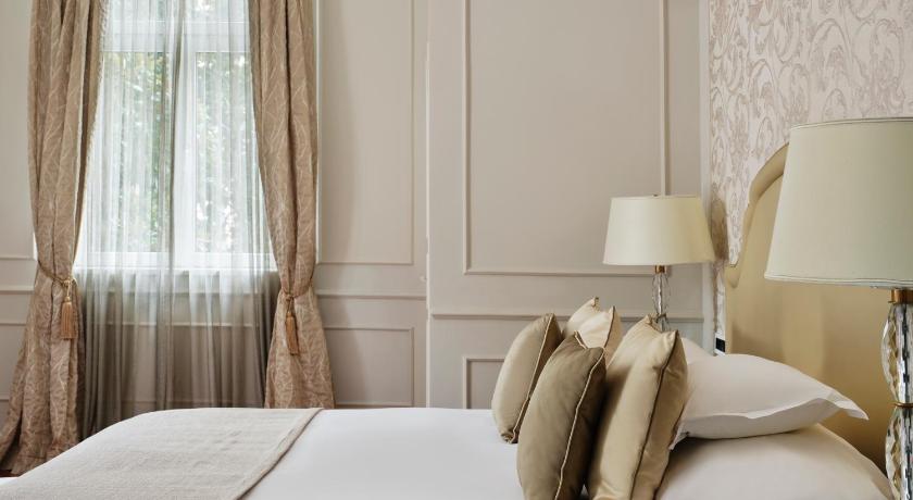 Image of Deluxe Room With Balcony And Park View 4