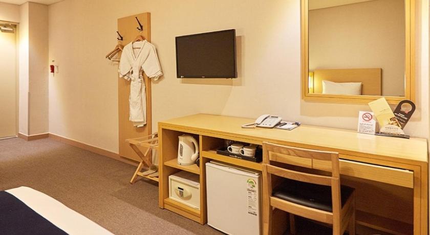 Image of Economy Twin Room - No Window 1