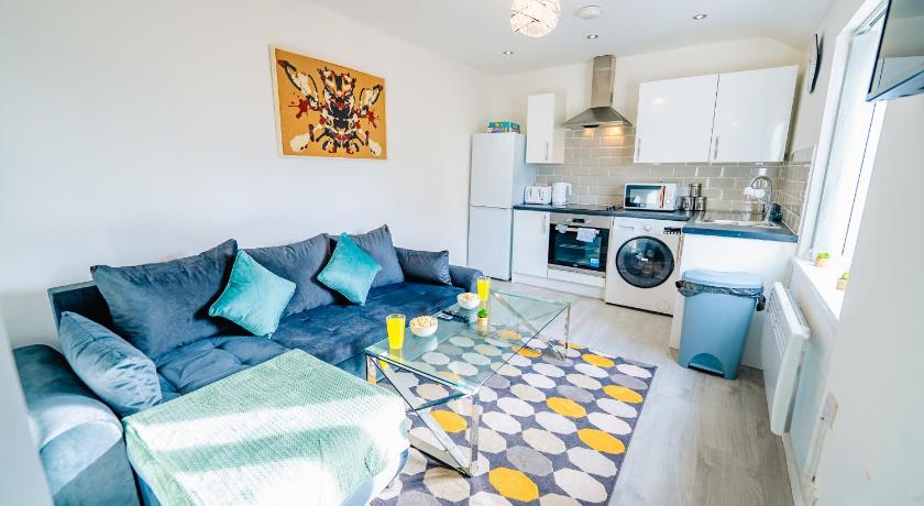 Trendy New Cosy 1BR Near Lively City Road Strip