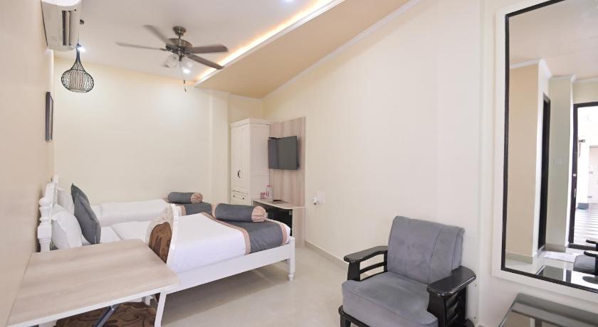 Premium Deluxe Twin Room with 10% discount on food, beverages, carriage/cart ride and one way airport transfer