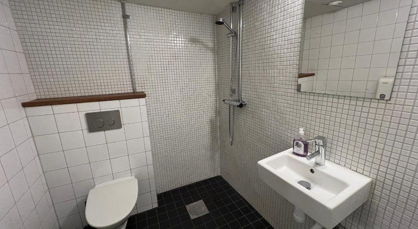 Bathroom, Hostel Dalagatan in Stockholm Hostel Dalagatan