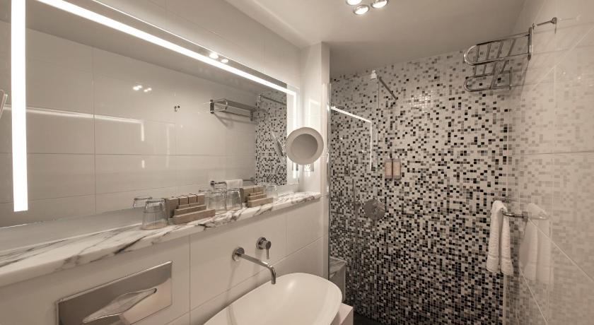 Image of Family Suite with Balcony 2