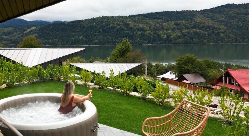 Amumi Lacul Bicaz - Casuta Infinity