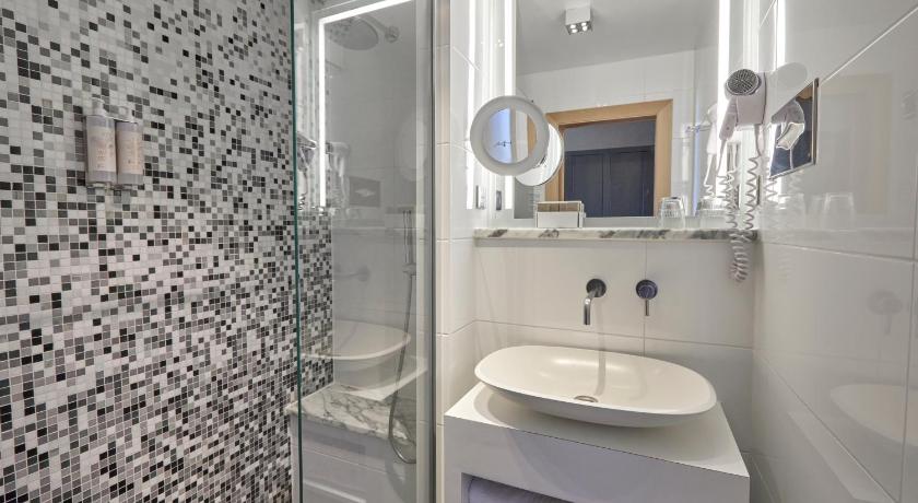 Image of Superior Suite with Sea View and Balcony 2