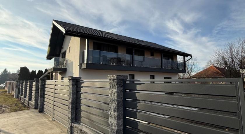 Fenyo Villa , Vila Bradul