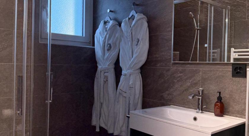 Image of Deluxe Double Room with Lake View 5