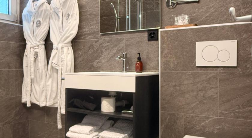 Image of Deluxe Double Room with Lake View 2