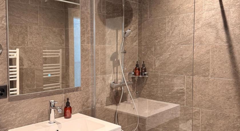 Image of Deluxe Double Room with Lake View 2