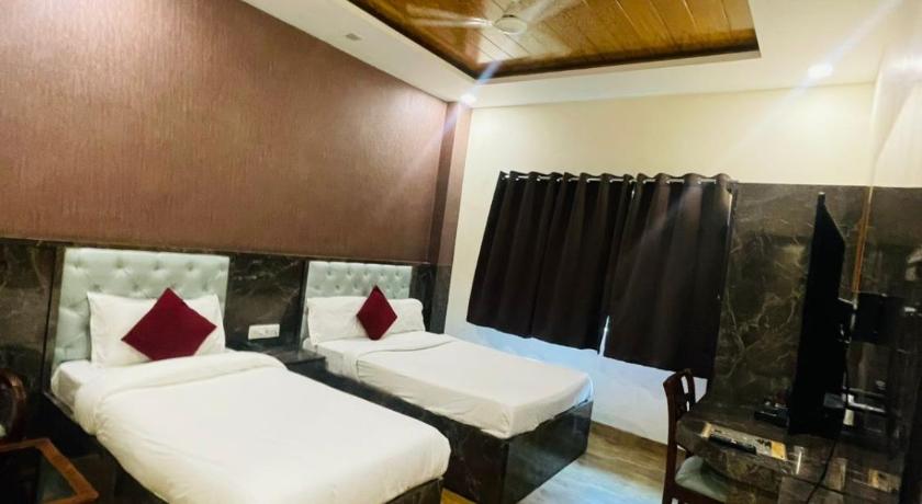Trijal Hotel & Banquet - image 3