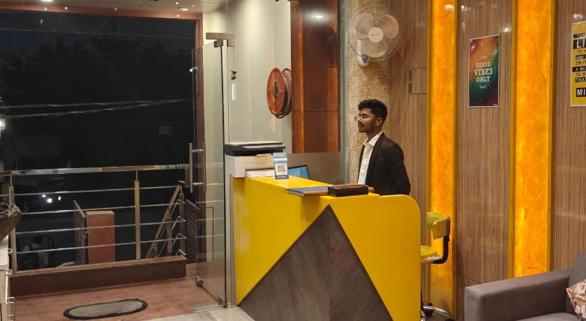 Trijal Hotel & Banquet - image 6