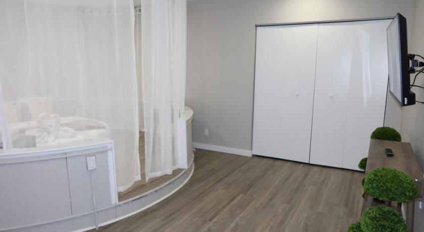 オールバニ (NY) Chic 2BR Retreat in Albany Cozy, Stylish & Central 3つ星 宿泊施設 プール