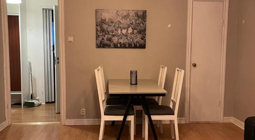 厄勒布鲁 Mysiga Lagenheten Orebro 3星级 单人房 餐厅