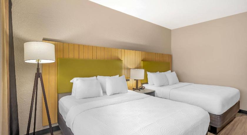 Quadruple Room with Two Queen Beds and Roll-In Shower - Disability Access/Non Smoking fotója 3