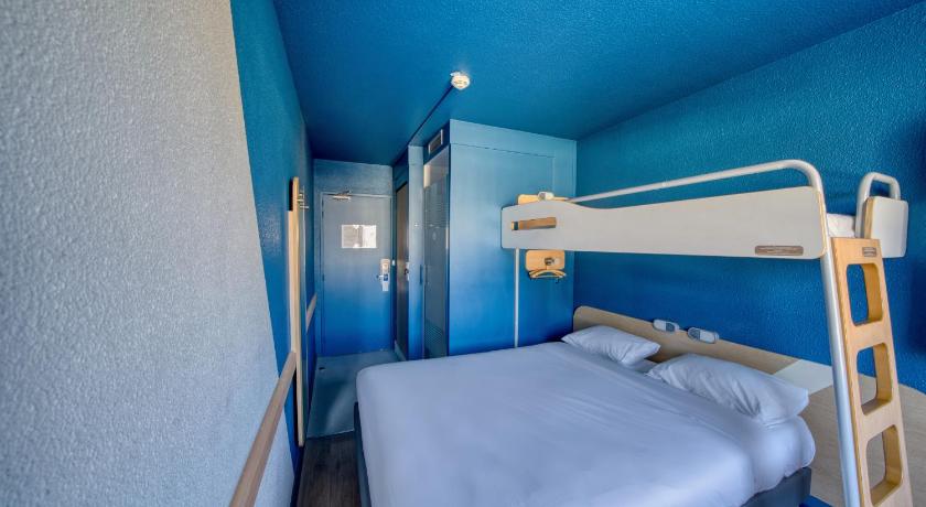 Triple - room with a double bed and a single bu nk bed.的照片 15