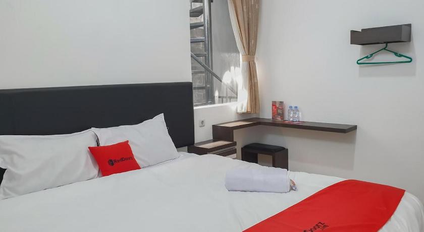RedDoorz near Istana Plaza 3 – Pamoyanan, Bogor Selatan, Bogor, ID