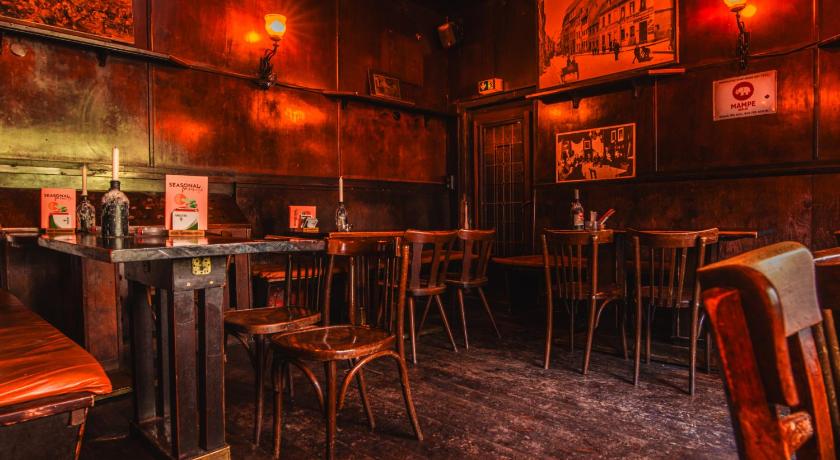 ベルリン Ballhaus Berlin Hostel ホテル レストラン