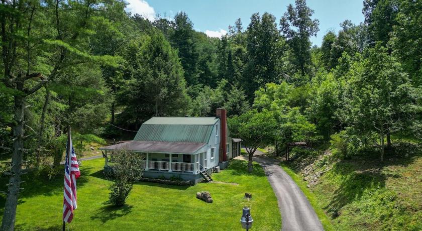 Slade Mountain Farm House 4-Star Accommodation pool