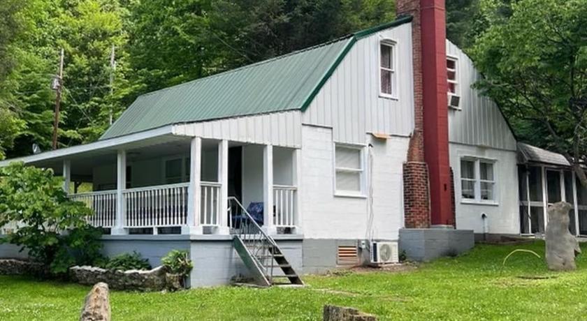Slade Mountain Farm House 4-Star Accommodation exterior