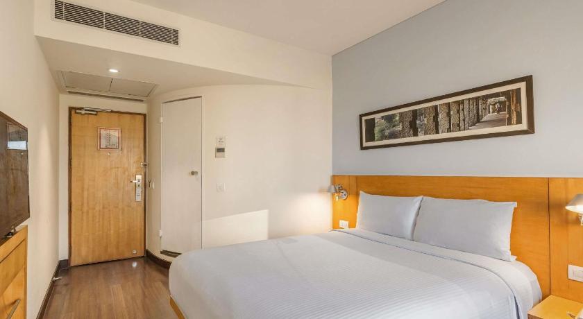 Image of Superior Queen Room with High Floor & drop to US Consulate 0