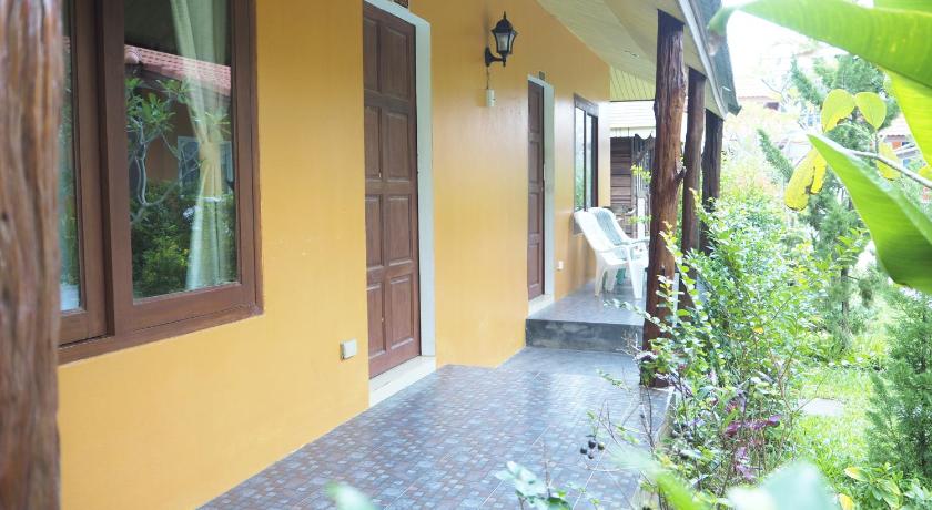 Image of Family Room Garden View 5