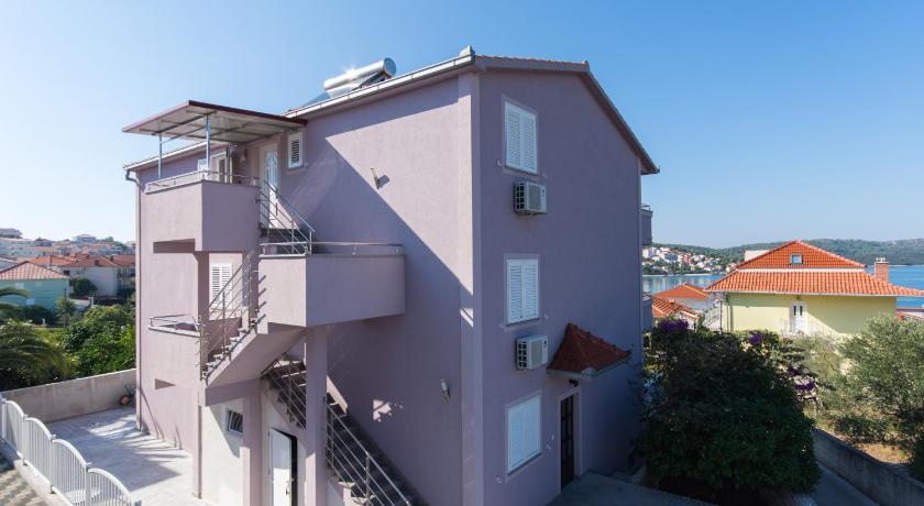 Apartments Jaman Ivan — Hotel in Okrug Gornji
