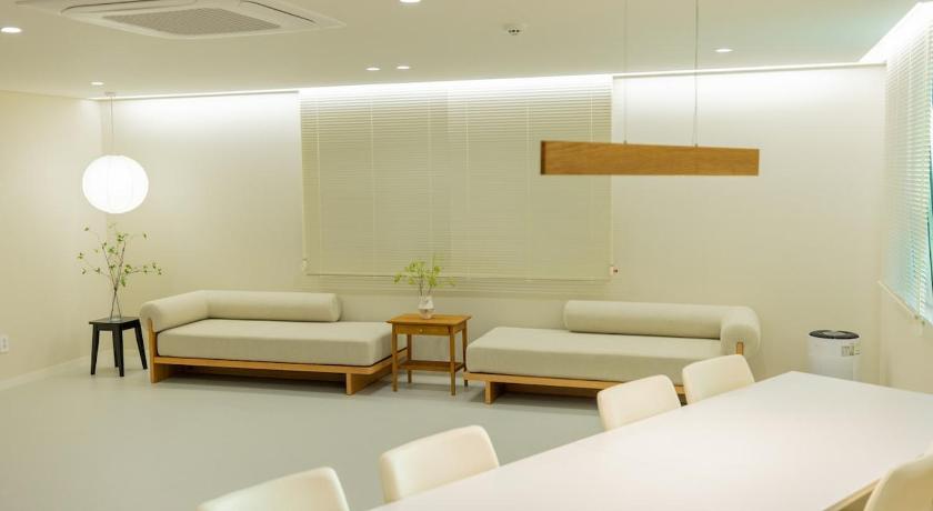 4F rootshouse busan staion