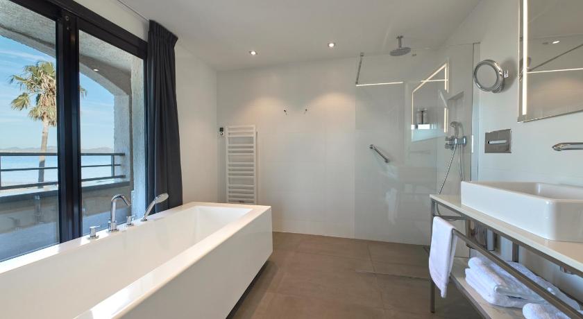 Image of Superior Suite with Bath 2