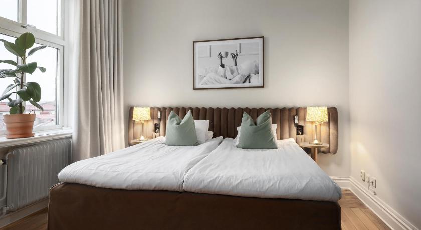 Image of Premium King Room - Non-Smoking 3