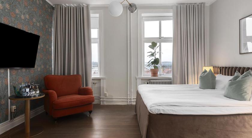 Image of Premium King Room - Non-Smoking 1