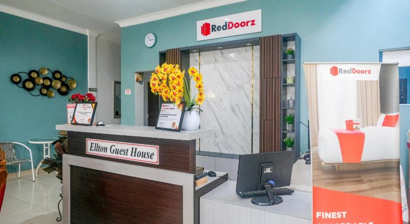 RedDoorz near Hermes Place Polonia Medan - image 7