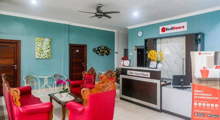 RedDoorz near Hermes Place Polonia Medan - image 4