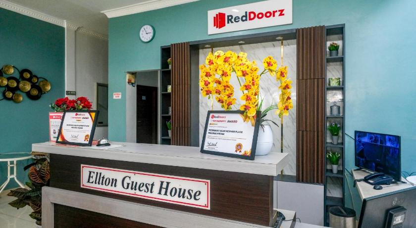 RedDoorz near Hermes Place Polonia Medan - image 15