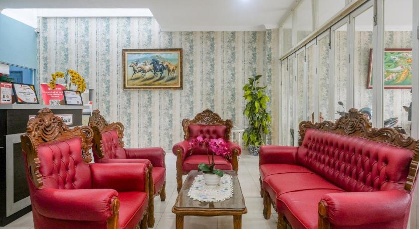 RedDoorz near Hermes Place Polonia Medan - image 6